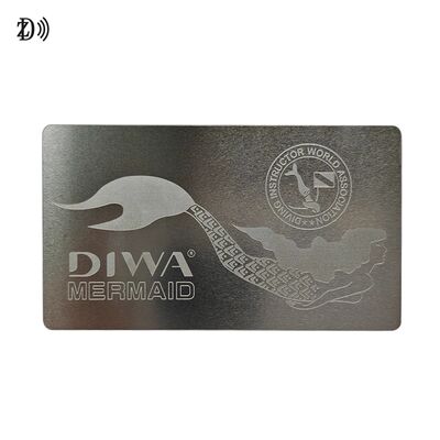 Biglietto da visita NFC in metallo con design personalizzato NTAG216 888 Byte 13.56MHz RFID in acciaio inossidabile